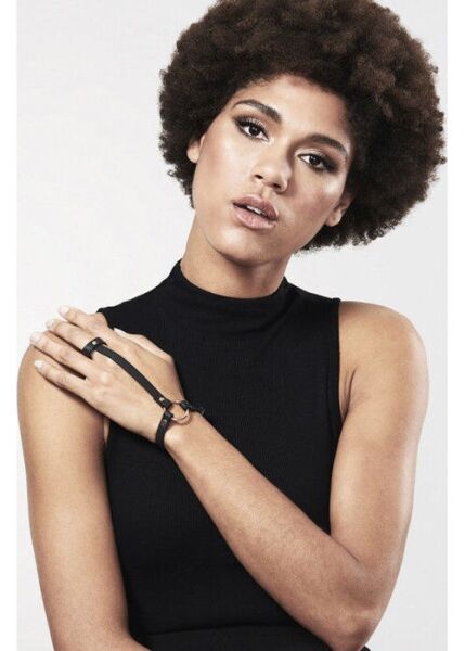Αξεσουάρ χεριού Maze Hand Bracelet Harness της Bijoux Indiscrets σε μαύρο χρώμα, με λουράκι δαχτύλου, βραχιόλι και μεταλλικό κρίκο