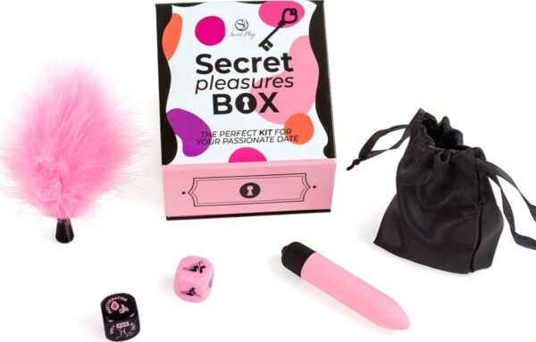 Σετ Secret Pleasures Box της Secret Play με τα δύο ζάρια του, τον ροζ δονητή σφαίρα, το ροζ φτερό και τη μαύρη σατέν θήκη