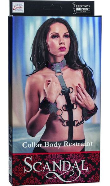 Κολάρο με χειροπέδες Scandal Collar Body Restraint της CalExotics, σε κόκκινο και μαύρο μπροκάρ
