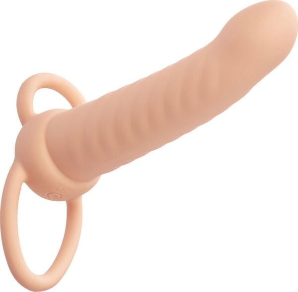 Δονητής διπλής διείσδυσης CalExotics Performance Maxx Ribbed Dual Penetrator σε χρώμα ιβουάρ, με το δαχτυλίδι οσχέου