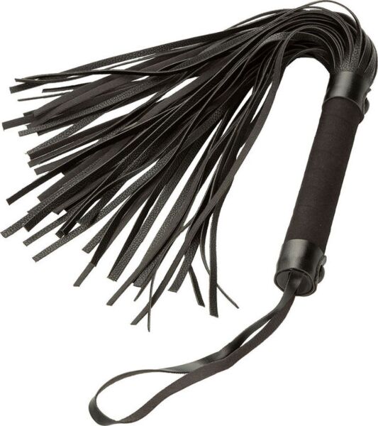 Μαύρο μαστίγιο flogger Nocturnal Collection Flogger της CalExotics, με το λουράκι καρπού του