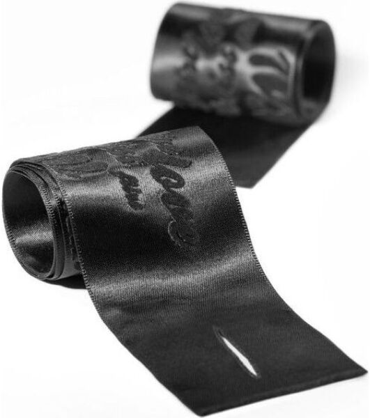 Οι δύο λωρίδες σατέν Bijoux Indiscrets Silky Sensual Handcuffs, με το βελούδινο σχέδιό τους